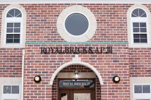 ROYAL BRICKS APARTMENT 3Ave.の物件外観写真